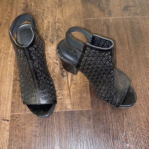 Kenneth Cole Reaction Black Heels